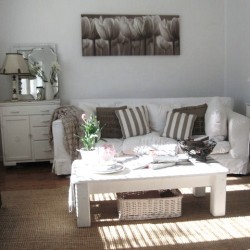 Warm and cozy neutral sittingroom