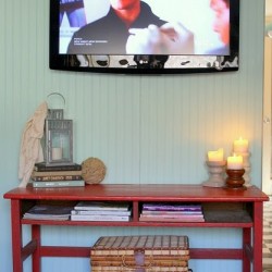 Love the red on that table, and the blue on the wall. Nice combo.