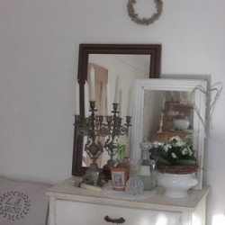 The soupterrine with the wreath caught my eye. And the vignette of course.