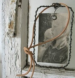 I have tons of that wreath wire lying around, never occured to me to use it this way…