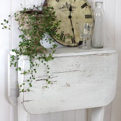I love this little fold up table, and the vignette on top is gorgeous