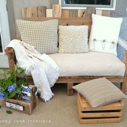 From the amazing @FunkyJunkDonna : How to built a pallet sofa