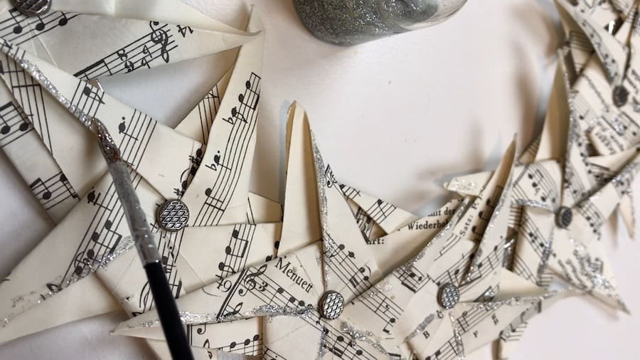 How to make a paper star wreath